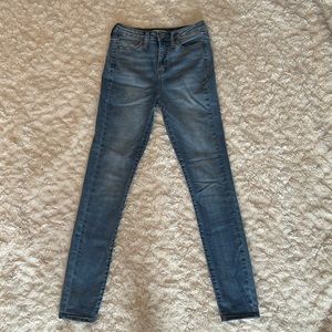 Medium wash skinny jeans. Size 3 but runs quite small so they fit like a size 0.